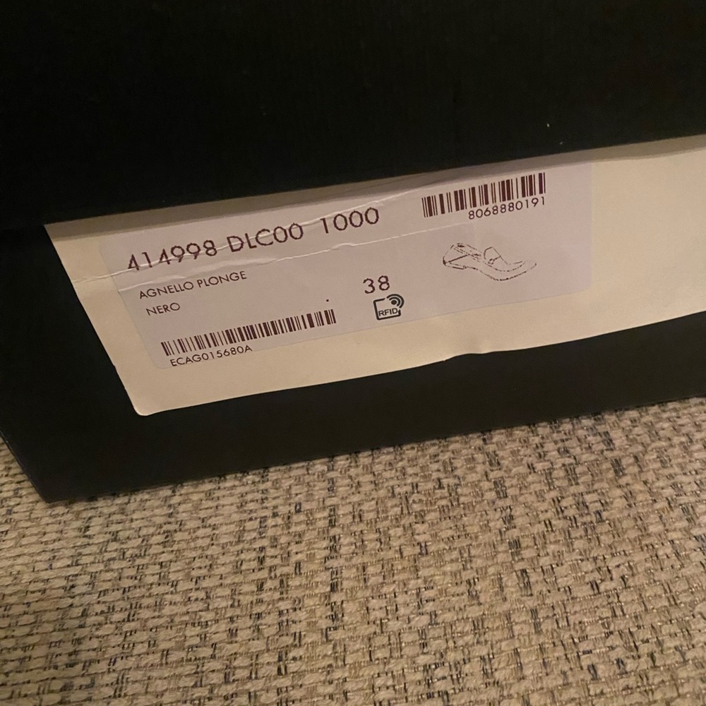 Gucci Black Leather Loafers with Gold Horsebit folds in the back also - Picture 4 of 16